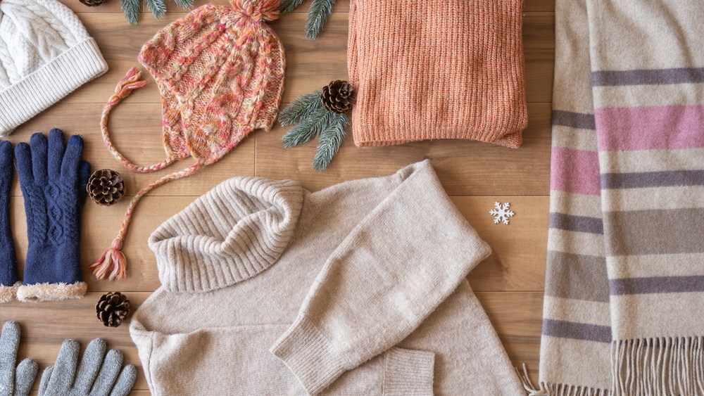 ארגון בגדי החורף - סוודר, גולף צעיף וכפפות