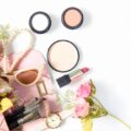 מוצרי טיפוח של אישה - אודם, משקפי שמש, קרמים, תיק איפור