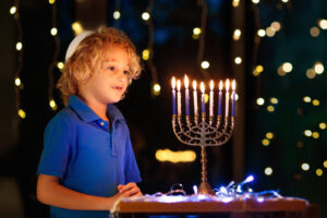 נרות חנוכה דולקים