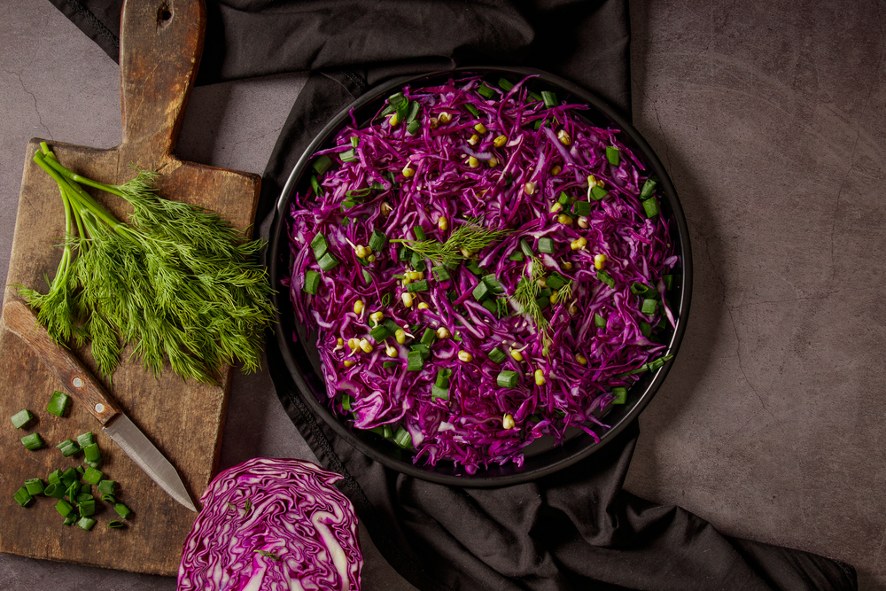 סלט כרוב סגול ושמיר בטעם מתוק חמוץ