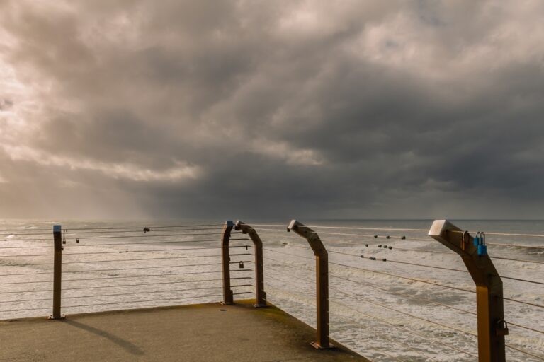 סערה על חוף ים ליד המזח