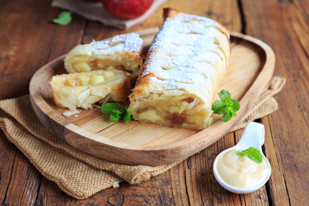 מאפה תפוחים ווניל עם אבקת סוכר מלמעלה