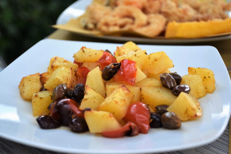 תפוחי אדמה עם זיתים ופלפלים