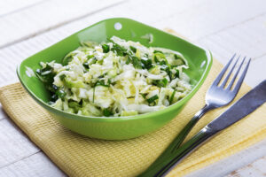 סלט מלפפון מגורד, תפוח סמיט וכרוב קצוץ