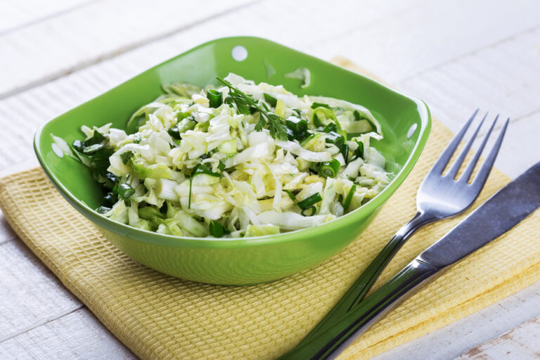 סלט מלפפון מגורד, תפוח סמיט וכרוב קצוץ