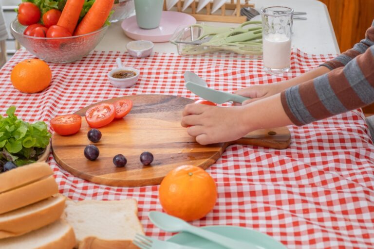 חיתוך ירקו לארוחת בוקר