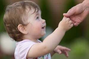 גישות שונות בחינוך - תינוקת נותנת יד